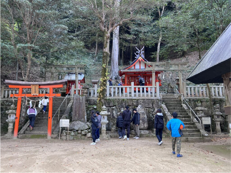 神社で集まる人々